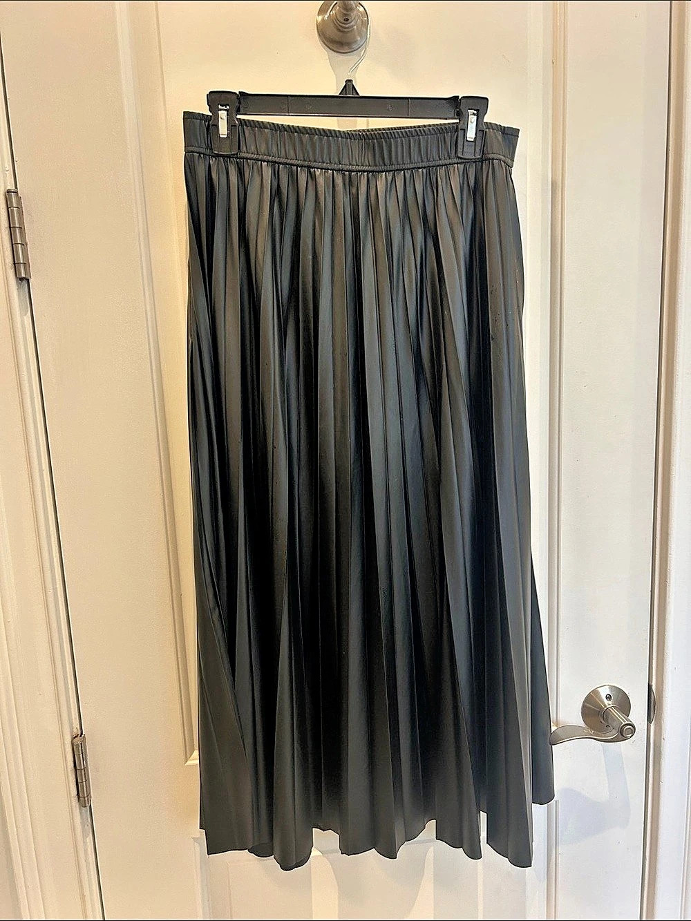Sanctuary Pleated Maxi Skirt in Black Size Large